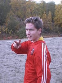 Petter Bredesen viser V-tegn etter en fotballkamp