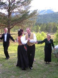 brudevals med snota i bakgrunnen