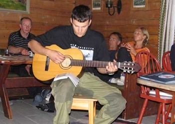 drengen&nbsp;Tron&nbsp;Trondstad&nbsp;fra&nbsp;Mo&nbsp;i&nbsp;Rana&nbsp;spilte&nbsp;gitar&nbsp;og&nbsp;sang
