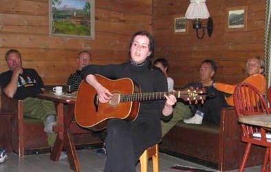 Musikkstudenten&nbsp;Eva&nbsp;Lilleg�rd&nbsp;fra&nbsp;Rindal&nbsp;med&nbsp;sang&nbsp;og&nbsp;gitarspill