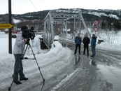 Fra ras til flaum for NRK M&Atilde;&cedil;re og Romsdal. Ordf&Atilde;&cedil;rerne Mons Otnes (Surnadal) og John Ole Aspli (Rindal) blir intervjuet ved gamle Bolme bru. Foto: Willy