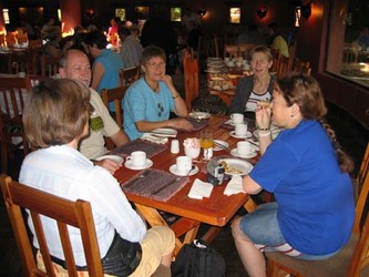 Noen av turdeltakerne under frokost i Johannesburg. Turen gikk Gardermoen -London - Johannesburg. Derfra busstur 200 mil nordover, gjennom blant annet Krugerparken - til Swaziland. Så fly Durban - Cape Town, og retur hjem via London.