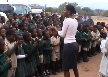 Elever fra Duze Primary School sang for nordmennene.