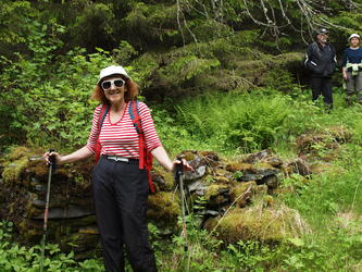Magda foran trappa på Haltliliin