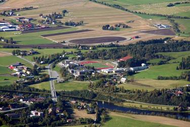 Den nye friidrettsbanen p%E5 %D8ye s ett fra Knyken_1024x682