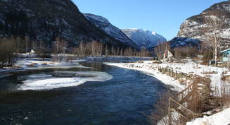 L&aelig;rdalselvi i februarsol