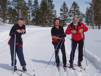 Fornøyde turgåer. Fra venstre Harald Solvik, Turid Mostad, Orkdal, og Hallvard Løkholm, Høylandet.