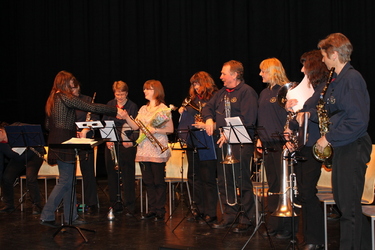 Blomster til Sunndal Musikkforening fra konferansier Tove Elin Strand_900x600