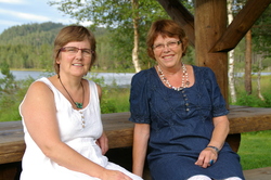 Elsa og Tove på benken IMGP4324
