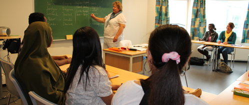 Flerkulturelle elever på skolebenken hos voksenpedagogisk senter. Flerkulturelle elever på skolebenken hos voksenpedagogisk senter.