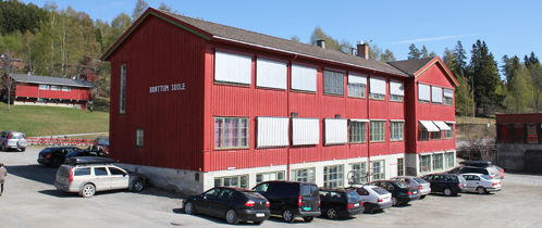 Brøttum barne- og ungdomsskole fra utsiden. Brøttum barne- og ungdomsskole fra utsiden.