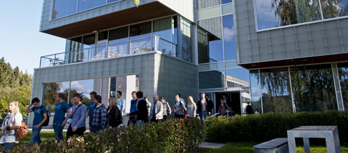 Studenter kommer ut fra Høgskolen i Gjøvik. ©Høgskolen i Gjøvik Studenter kommer ut fra Høgskolen i Gjøvik.