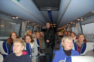 Bussen fylles opp med folk
