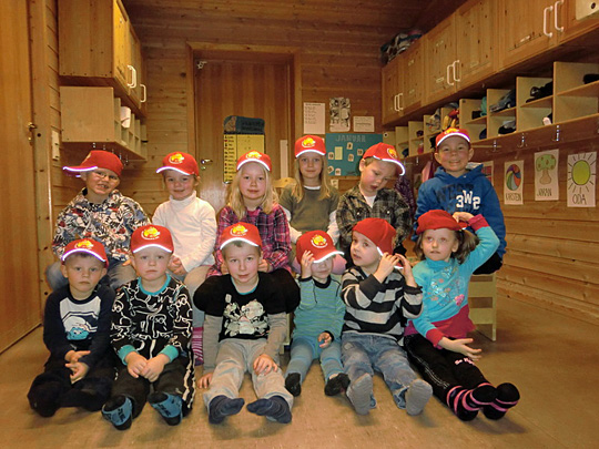 Barna med brannvern-caps