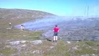 Lyngbrannen spredte seg, og det tok tid før mannskaper fra Kvalsund brannvesen hadde ilden under kontgroll.