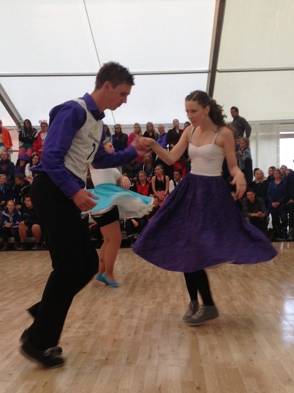 Tore Vikhagen Gjeitnes med sin partner Tora Voll Dombu i swingtevlingen. Foto Sara Lamvik Solhjell.jpg