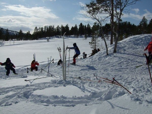 Skileik%20utenfor%20gapahuken