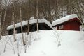 Det er tungt for små hus med mye snø og tyngre blir det i silregnet. Pass på! Foto: Willy
