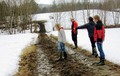 Rindalsbamsen har vandret gjennom Rindal igjen og trolig over til Trollheimen. Her ser vi Ingeborg, Guri, Ingrid og Leif Magne Rindalsholt på sporjakt. Foto: Gunnar Bureid