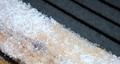 Snø som hagl på hagabordet, mens det ligger kvitt på verandagolvet. Det er 2. mai 2010. Klikk meg større. Foto: Willy