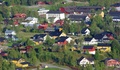 Lauvskogen og graset har kommet for fullt og det har blitt fint og grønt. Her Rindal sentrum i kveldssol. Klikk for større bilde. Foto: Magne Løfaldli