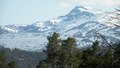 Det er seint i år og framleis mykje snø i fjellet. Men no kjem sommaren. Klikk for større bilde. Foto: Willy