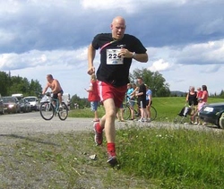 Kjetil Løften har 50 meter igjen av sine 5,5 km og skal levere til Steinar Landsem på tredjelaget. Begge deltok for første gang.