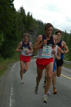 Et sjeldent bilde: 1 og 2. laget sammen, Råg Mikkelsen og Bjørn Sæther. Ørjan Ericson og Råg delte 1. etappe, og det gikk rundt 8 km før Bjørn fikk et forsprang.