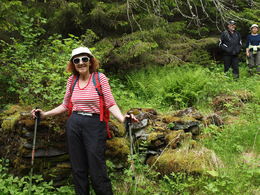 Magda foran trappa på Haltliliin