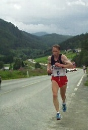 Stein Ivar Børset på sin etappe for elitelaget opp de lange bakkene fra Fættenfjord mot Åsen.