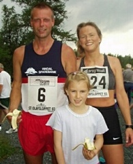 På bildet ser vi Svein Furuhaug som sprang sisteetappen for 1. laget sammen med kona, Bjørg Torsteinsrud, som løp samme etappe for 3. laget, og Sveins datter Rebecca.