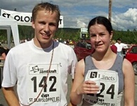 På bildet ser vi Tor Halvorsen og Eva Lillegård, som sprang inn til Jãrpen for hhv. 2. og 3. laget.
