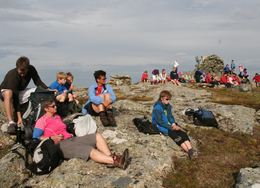 Bra med folk ved varden_1024x740