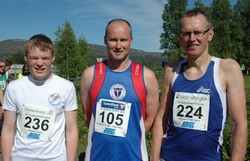 Startmenn Jo Svinsås, Even Landsem (Politiet) og Lasse Skjølsvold er klar for klatreetappen opp fra Sandvika
