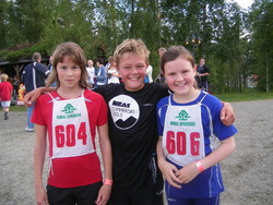 Vinnerne av klasse 12 år uten svømming: Eivind, med nr 2, Inga til venstre og nr 3, Ingrid, til høyre.