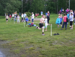 Jørgen var raskest til å få på sko og hjelm, og var førts både ut i sykkelløypa og løperunden, men Jo tok han igjen inn mot mål og ble først.