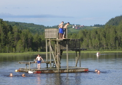 Svømmerne Jo og Jørgen rundt stupetårnet.