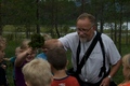 Professor Kjell Ivar Flatberg på nysgjerrigpertur rundt Tjønna lørdag.