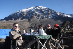 Frokost i leiren ovenfor Karanga Valley på cirka 4000 meter, dagen før toppturen. Målet er bokstavelig talt i sikte…