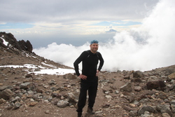 På 4800 meter. I bakgrunnen – og litt nedenfor - skimter vi toppen av Mount Meru, 4562 moh.