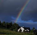Regnbue i kveldssol. Det er fine høstdager. Klikk for større bilde. Foto: Willy