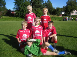 G9 2: Bak fra venstre: Fredrik og Emil. Foran fra venstre: Stian, Steinar og Ole Einar. Liggende foran: Sverke.