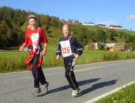 Representanter for femte klasse Jorid Skjølsvold (t.v.) og Nive Synnøve Sæther