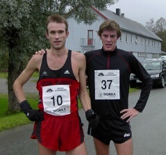 Terje Olsen fra Heimdal (t.v. på bildet) foran Mikael Olsen fra Sportsklubben Vidar (til høyre).