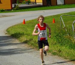 1 km: Fredrik Riseth fra Lundamo IL, temmelig overlegen vinner av i 14-årsklassen, nærmer seg mål ved kiosken på Trollbanen.
