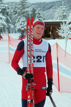 Lars Hol Moholt, IK Rindals-Troll, vinner av herreklassen ca 2 minutt før neste løper, på blanke ski!