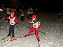 Mali Trønsdal Bævre har sendt Nelly Skjølsvold, Rindals-Troll, ut på en ny etappe i klasse jenter 8-10 år. 500 meter gikk fort unna.