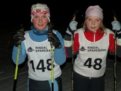 Jentene fra Rindals-Troll i klasse 11-12 år. Maren Høgholt (til venstre) og Gurå Bakken Røen.