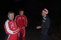 Løfshus gir råd til trenerne i Rindals-Troll, Johan Landsem og Pål Sande.