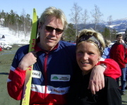 Oddbjørn Heggem som har deltatt i Nordmarkløpet samtlige 27 ganger, flankert av Berit Caspersen